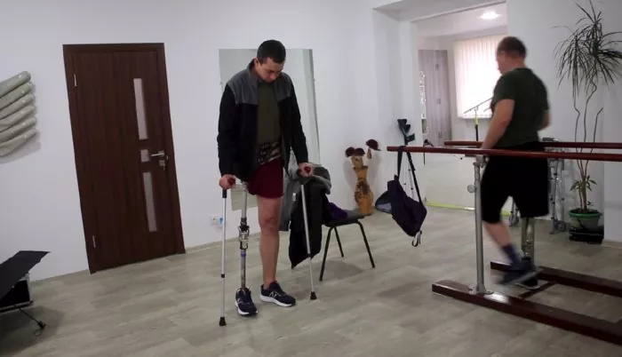 “We joke that if a leg is amputated below the knee it doesn’t count.” Soldiers get advanced prosthetics in Ukraine ~~
