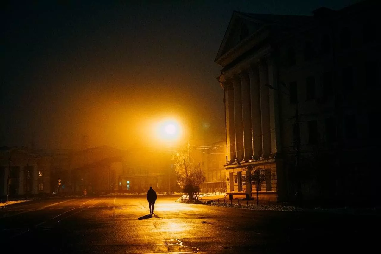 People walk through foggy streets next to the National University of Kyiv-Mohyla Academy. Image by by Serhii Ristenko