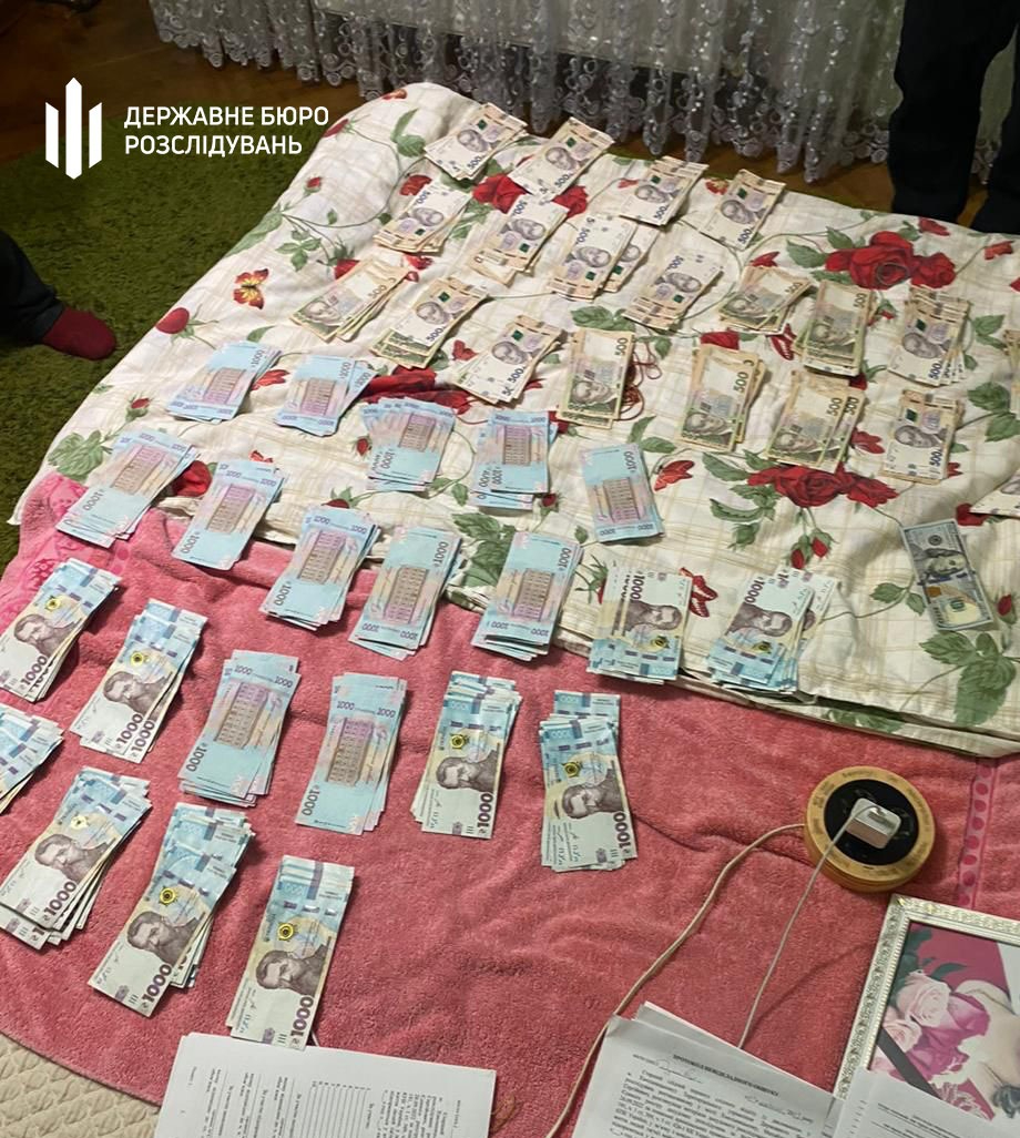 The money found during the detention of the group of 5 entrepreneurs and servicemen suspected of corruption. In case of sufficient evidence of the crime, the money will be confiscated in the court. Photo by DBR. ~