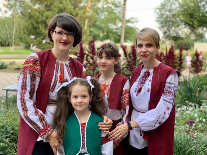 Cousins Svitlana Fomenko and Olena Koniushok with their daughters. Photo source: Olena Koniushok’s Facebook page ~