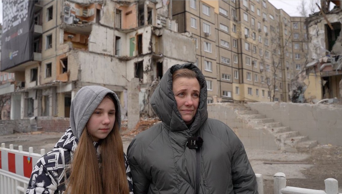 Vlada and her daughter Nastia near Building 118 in Dnipro