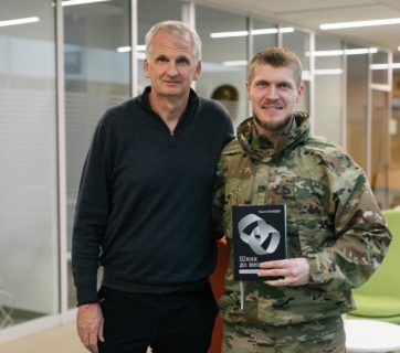 ukrainian soldier oleksandr shyrshyn meeting american historian timothy snyder