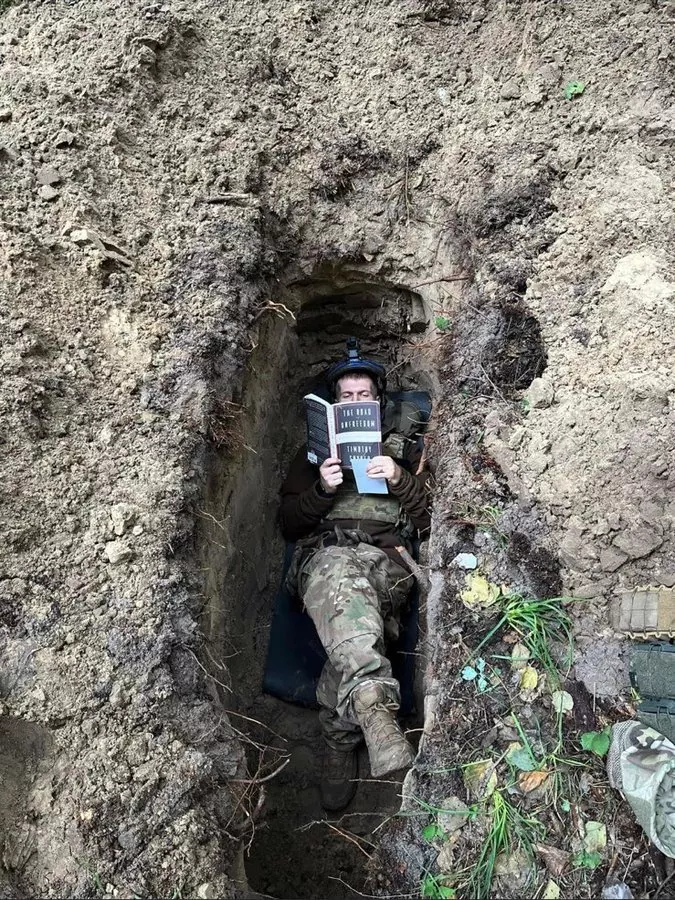 ukrainian soldier oleksandr shyrshyn reading timothy snyder book trench