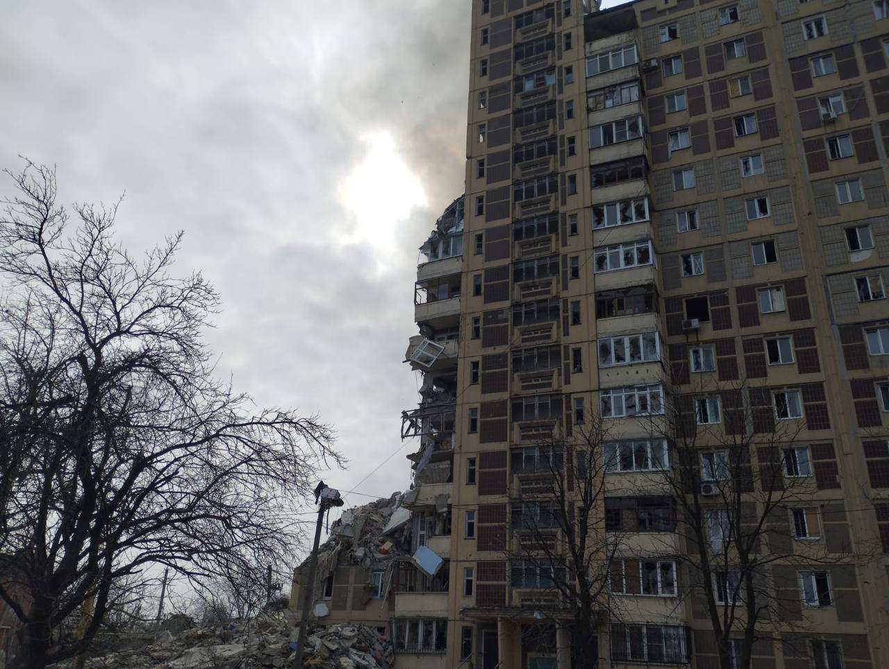 Russians destroy apartment block in Donetsk’s Avdiivka with cruise missile