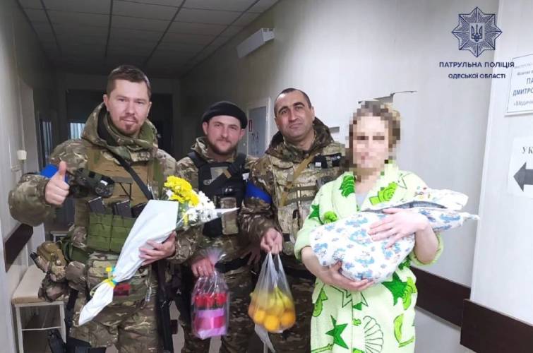 Kherson patrolmen helped woman in labor to get to hospital during Russian shelling