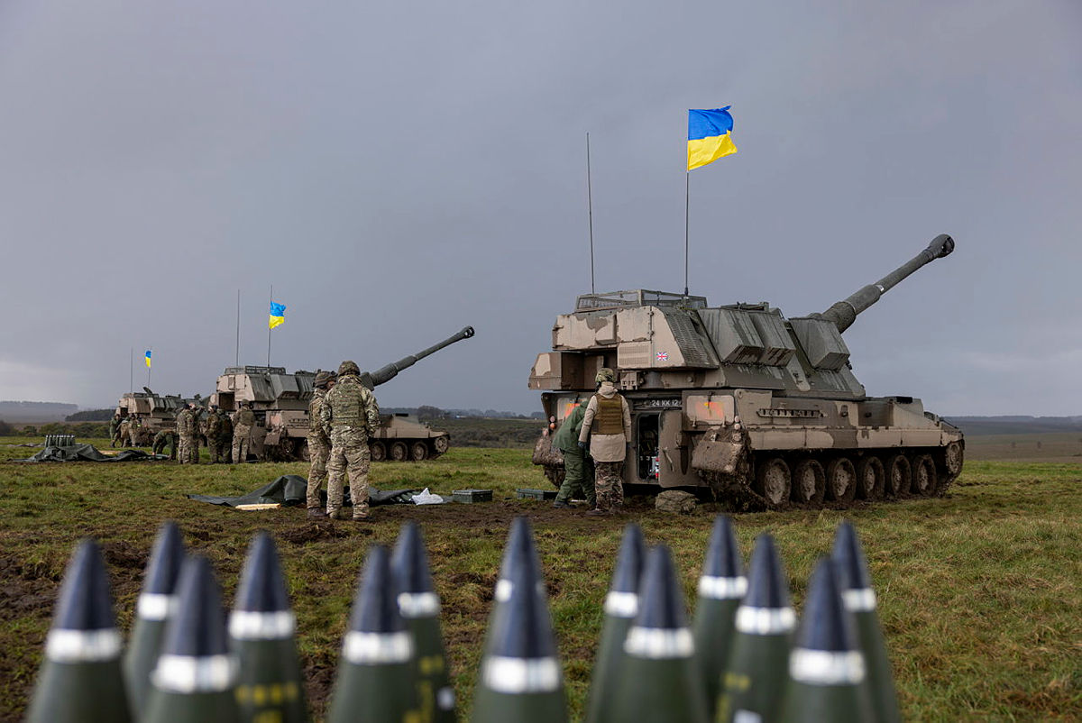 Second group of Ukrainian artillery recruits finishing training on the UK AS90 155mm self propelled guns