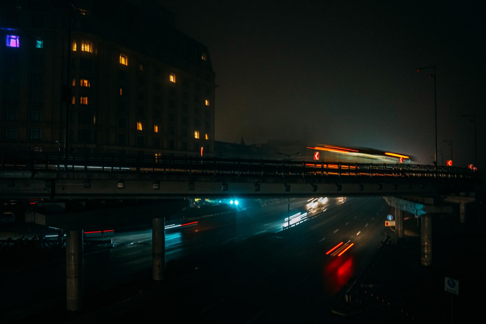 Kyiv’s embankment in darkness during the electricity cuts off. Image by Serhii Ristenko