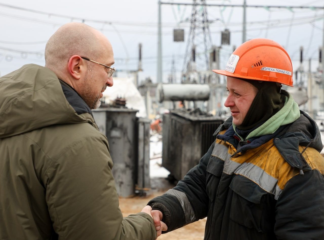 Ukraine’s Prime Minister Denys Shmyhal awarded employees of the energy sector with diplomas of the Cabinet of Ministers on Power Engineer's Day, on 22 December. Image by Ukrenergo.