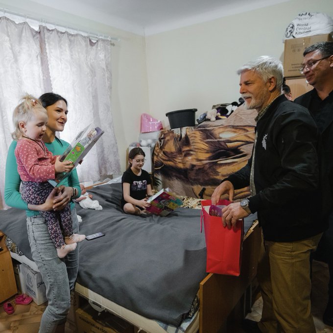 Český prezident Petr Pavel navštěvuje ukrajinské děti v útulku pro vysídlené v Dněpru