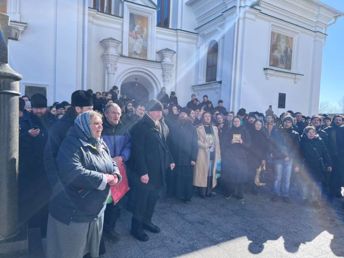 UOC MP supporters block the entrance to a church of the Lavra, preventing entrance of the state commission. Photo: UOC MP fb ~