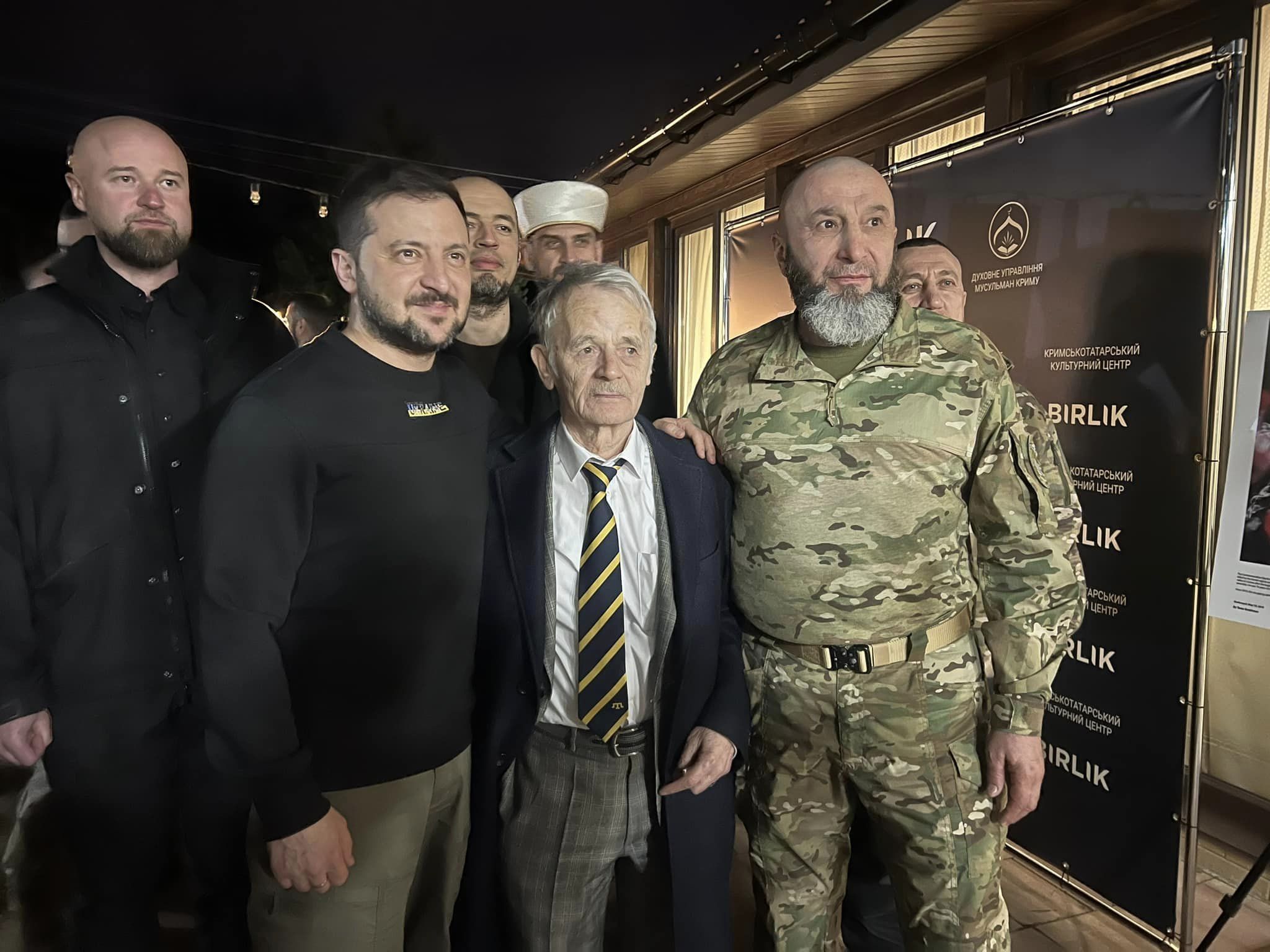 The first official iftar in Ukraine. Zelenskyy (left) stands next to Crimean Tatar leader Mustafa Dzhemilev. Photo: Tamila Tasheva ~