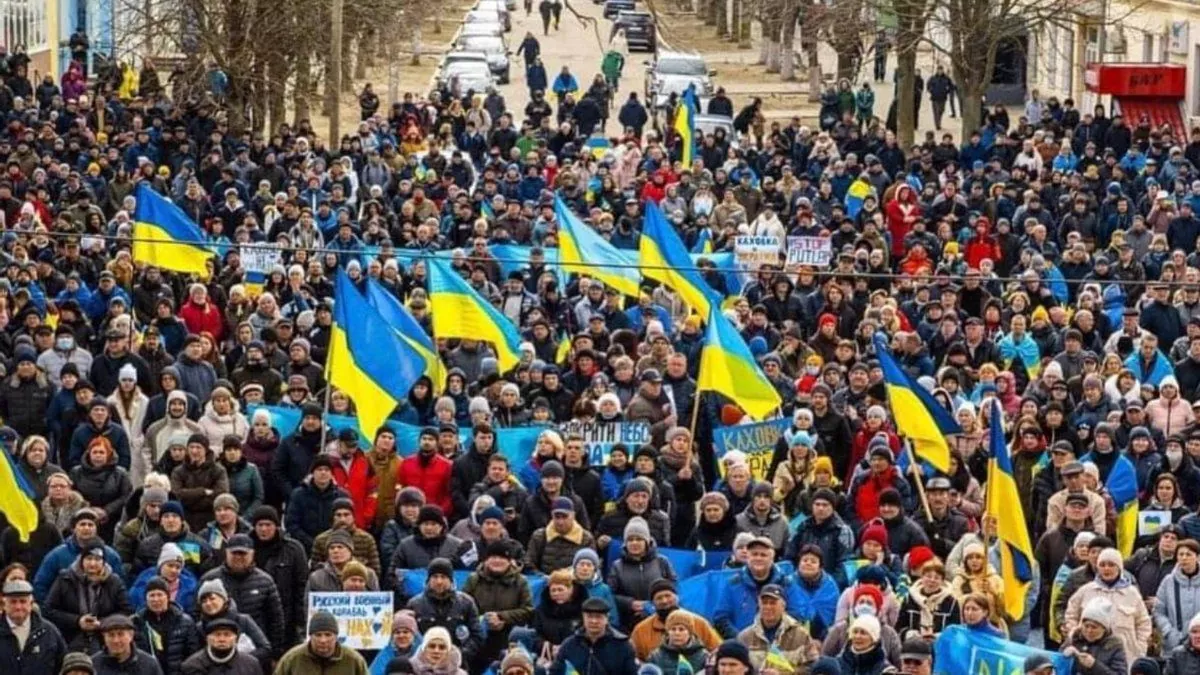 Residents of Kherson gathered on a mass rally against Russian occupation. Image: Holos Ukrainy