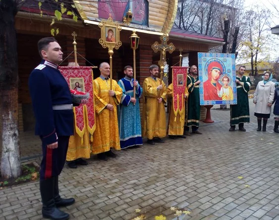 Aleksei Selivanov, former leader of the youth Cossack movement in St. Iona’s monastery in Kyiv and now Russia’s proxy “LNR” official, visiting priest Pavel Batarchukov in Luhansk. ~