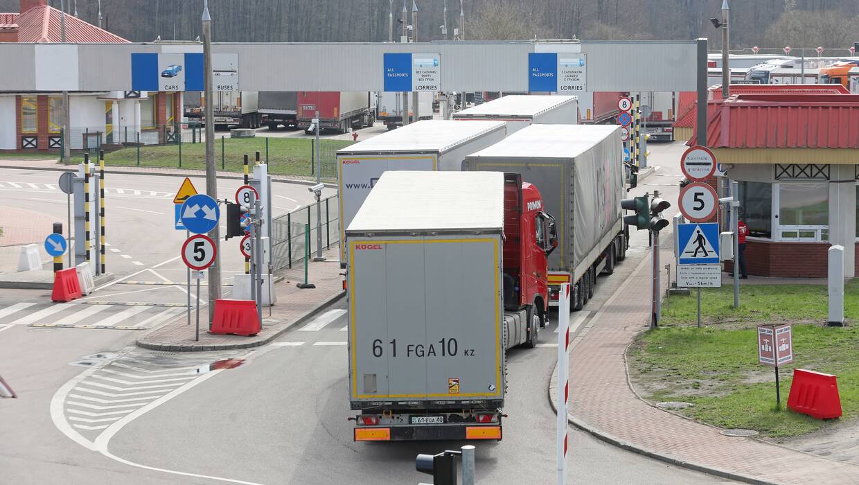 Poland suspends freight traffic registered in Belarus and Russia