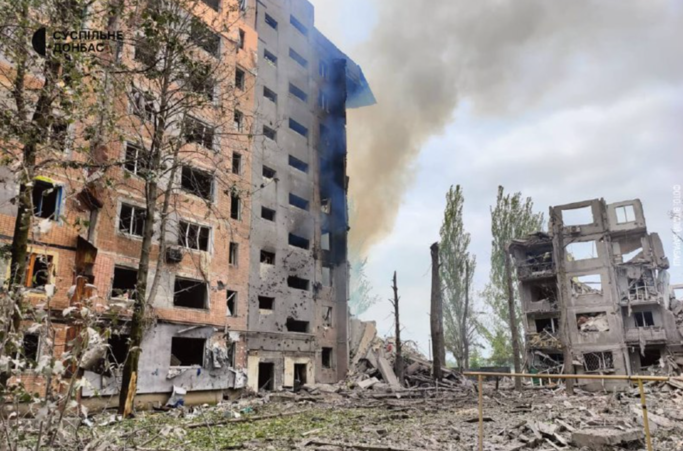 Russian army attacks Avdiivka, leaving 9 story building destroyed and people trapped