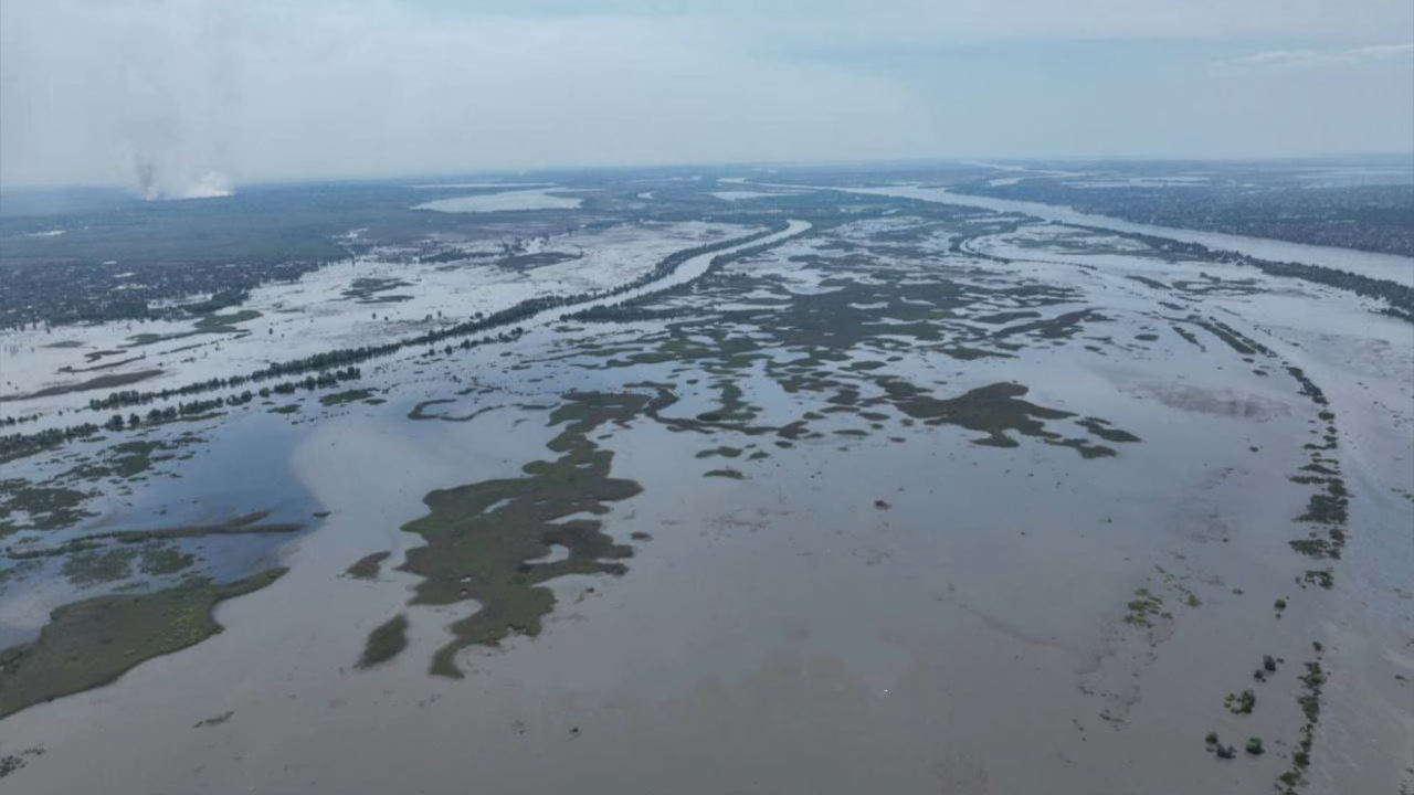 Frontline report: Kakhovka flooding prompts Ukraine to evacuate troops from Kherson islands