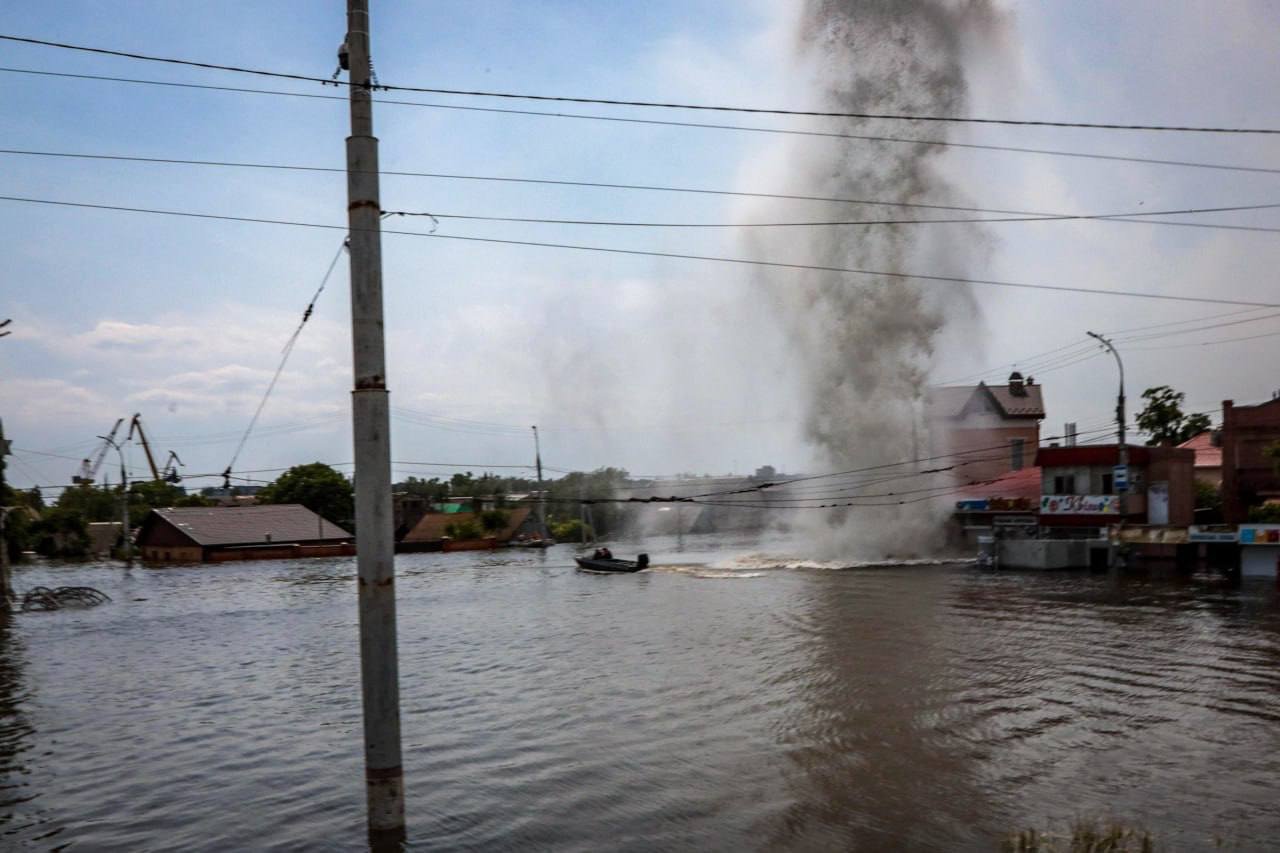 Russians shelling Kherson’s evacuation site as people being rescued from flooded homes (photos)