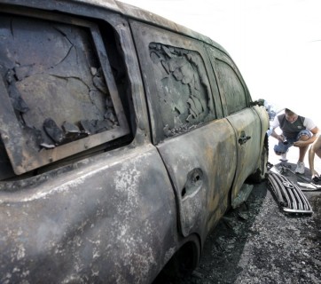 OSZE Fahrzeuge in Donezk in Brand gesteckt