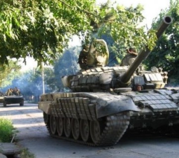 Mit ukrainischen Abzeichen bemalte Panzer der Invasoren